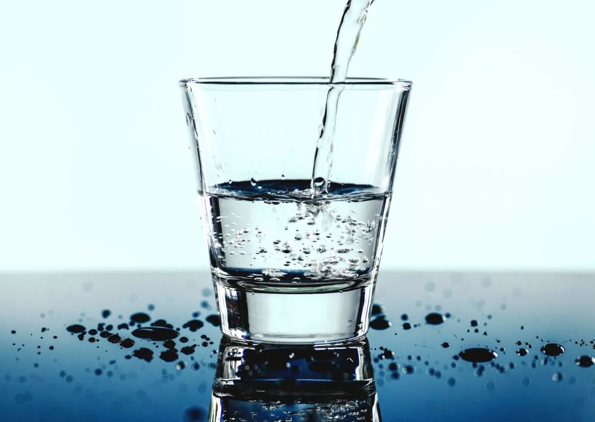 nawodnienie organizmu - strumień wody nalewany do szklanki 