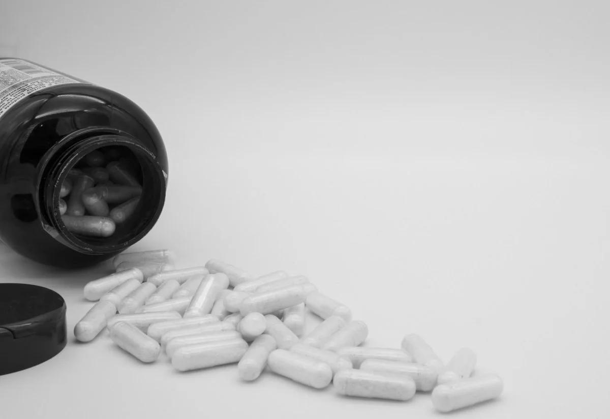 czarno białe zdjęcie rozsypanych tabletek 