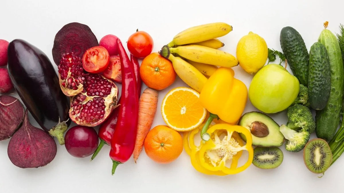 warzywa i owoce ułożone kolorystycznie od bordowych po czerwone, pomarańczowe, żółte i zielone 