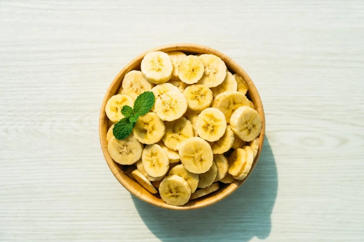 pokrojony banan ułożony w miseczce z listkiem mięty 