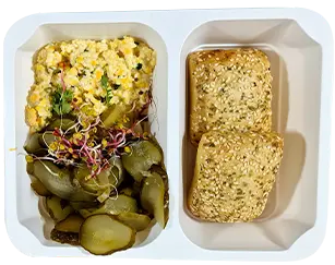 dieta pudełkowa zestaw testowy - pierwsze śniadanie jajecznica z ogórkiem i dwie kromki chleba