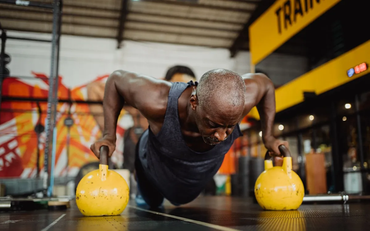 Swing kettlebell - technika krok po kroku