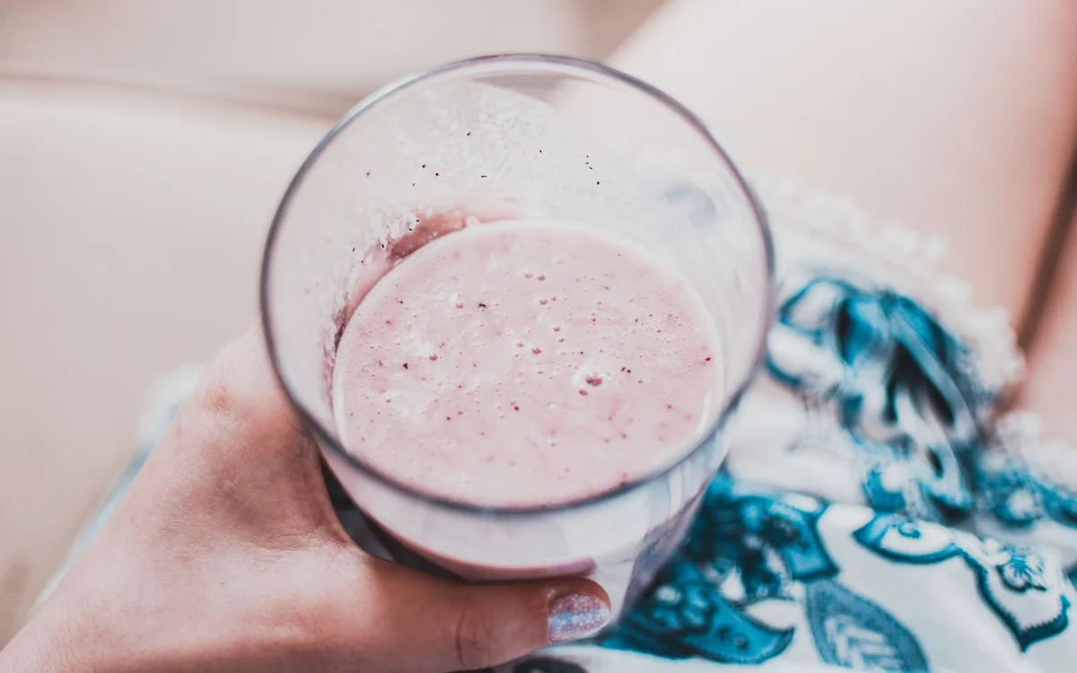 Fit smoothie na śniadanie, po treningu i na redukcję - czym się różnią?