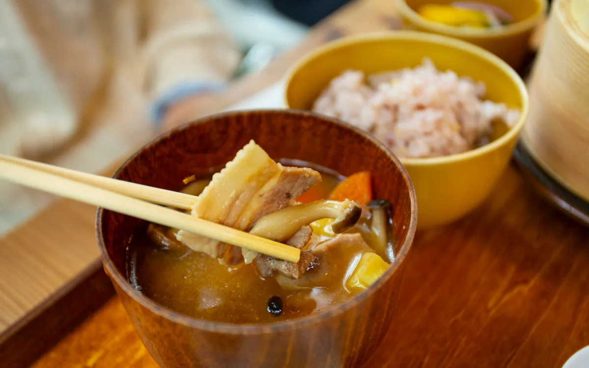 Jak przygotować azjatycki stir-fry z tofu, edamame i konjac?