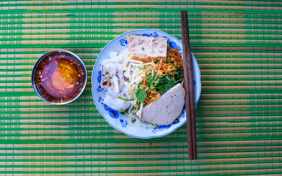 Makaron ryżowy z tofu, edamame i sosem orzechowym
