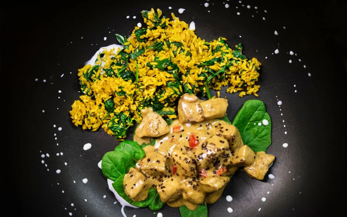 Fit curry z lekkim sosem kokosowym - jak przygotować?