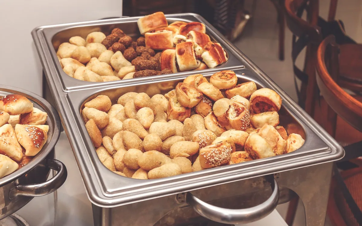 Jak catering deklaruje brak laktozy - etykiety, alergeny i ryzyko zanieczyszczenia krzyżowego