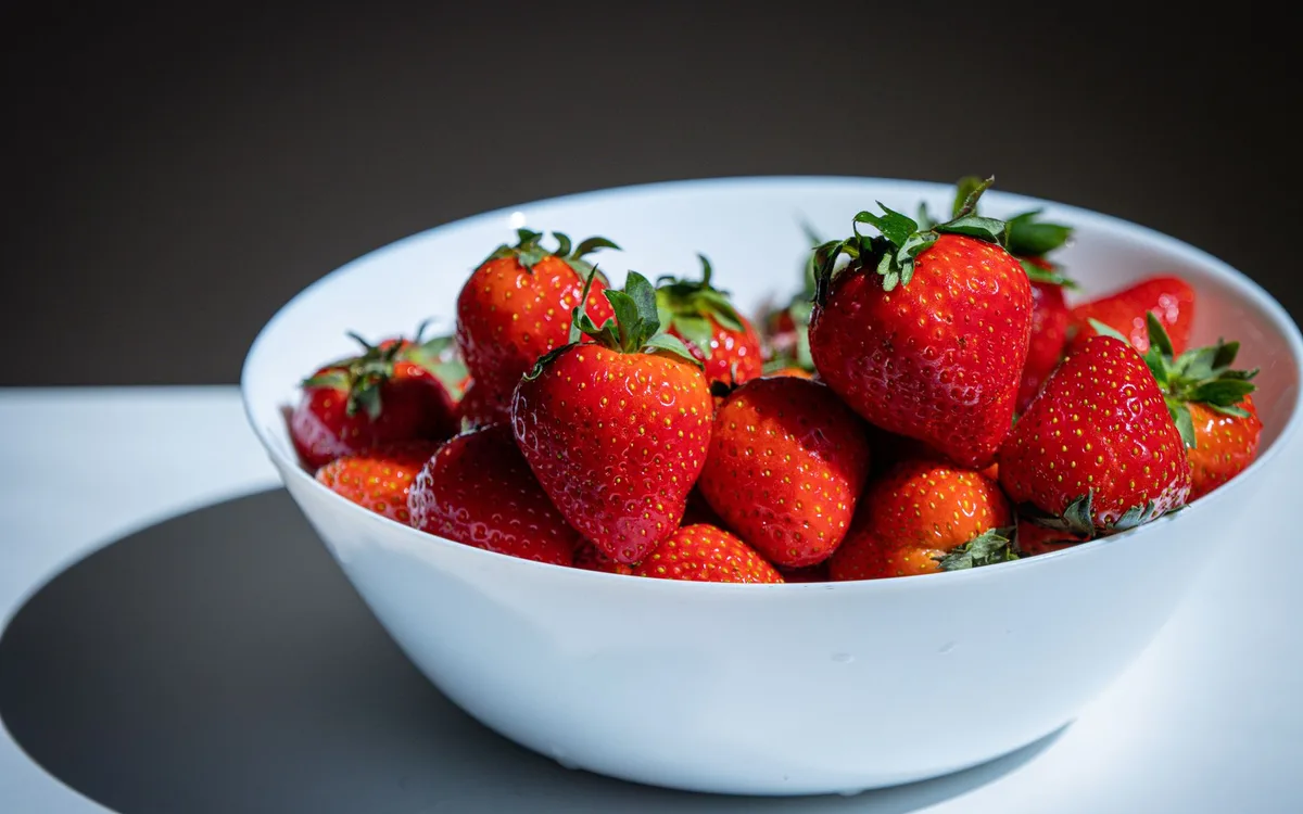 Ile kcal mają truskawki z cukrem, śmietaną i jogurtem?