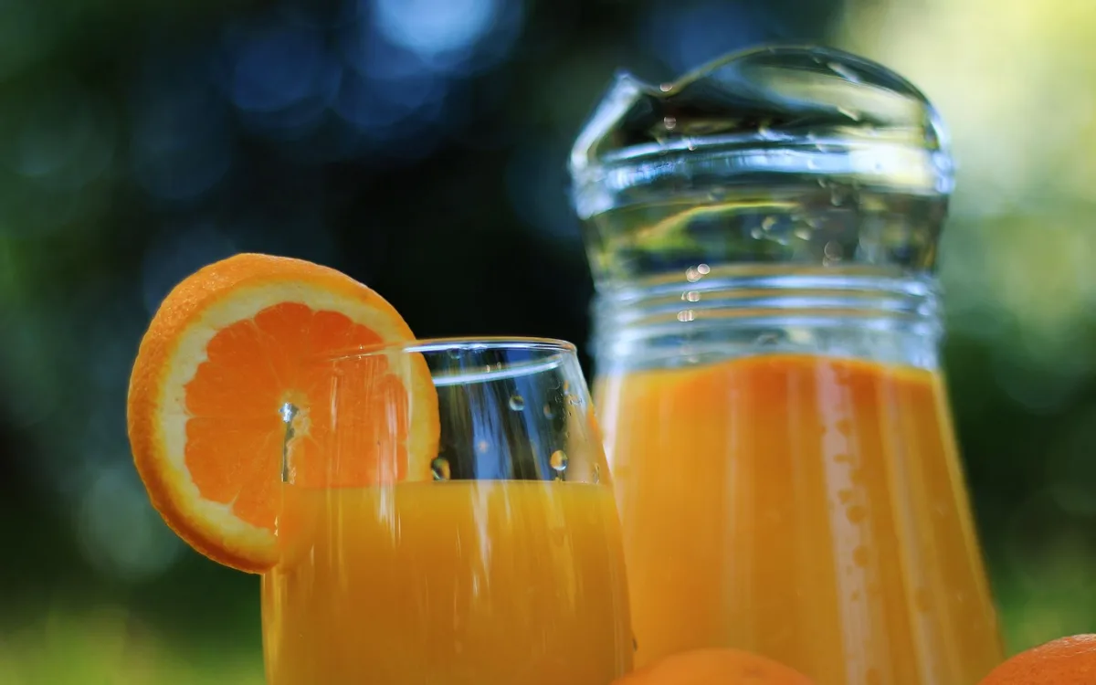 Pomarańcza a sok pomarańczowy - co ma więcej kalorii i błonnika?