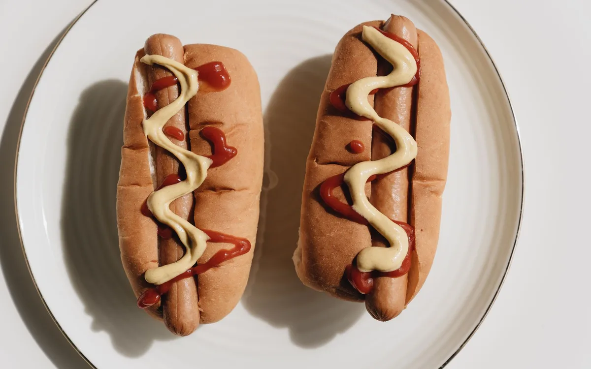 Hot dog przed i po treningu - kiedy ma sens?