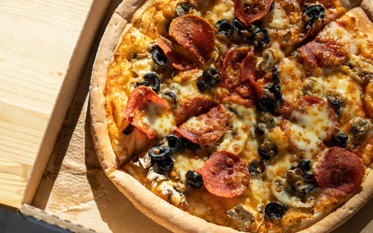 Jak policzyć kalorie pizzy z restauracji i zrobić lżejszą wersję?
