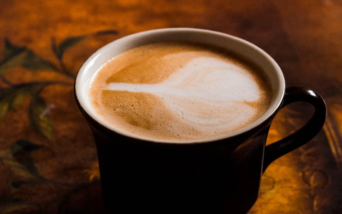 Latte, cappuccino, flat white i kawa mrożona - porównanie kalorii