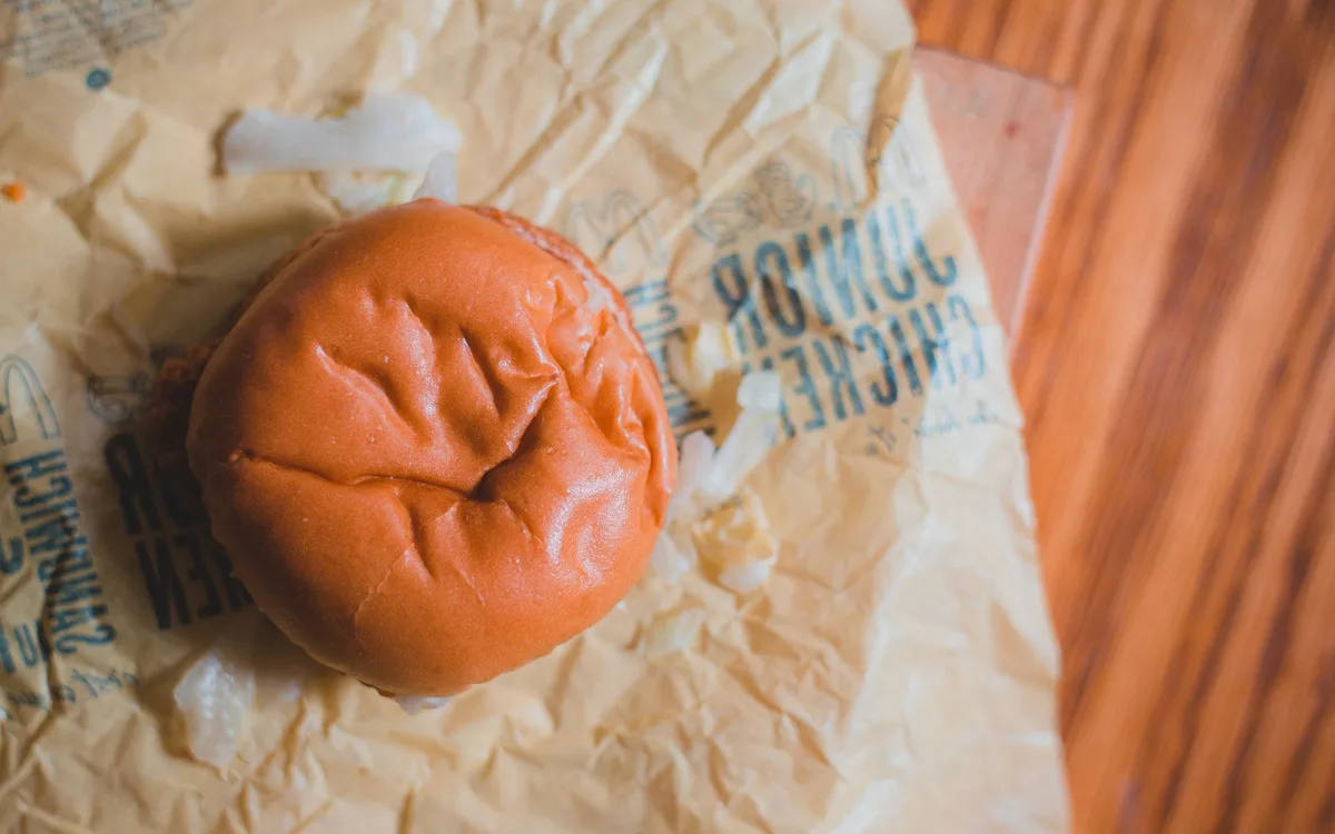 Ile kcal ma zestaw McChicken z frytkami i napojem?