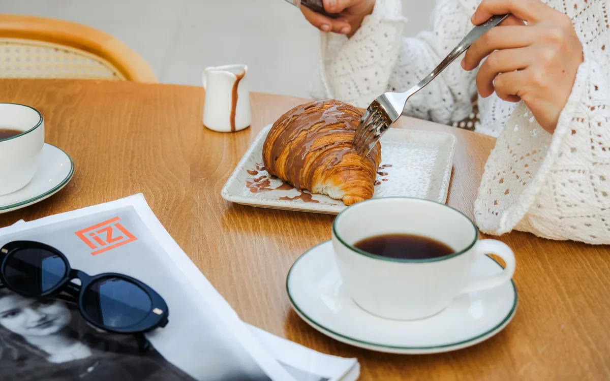 Ile kalorii ma croissant z czekoladą, serem i migdałami?