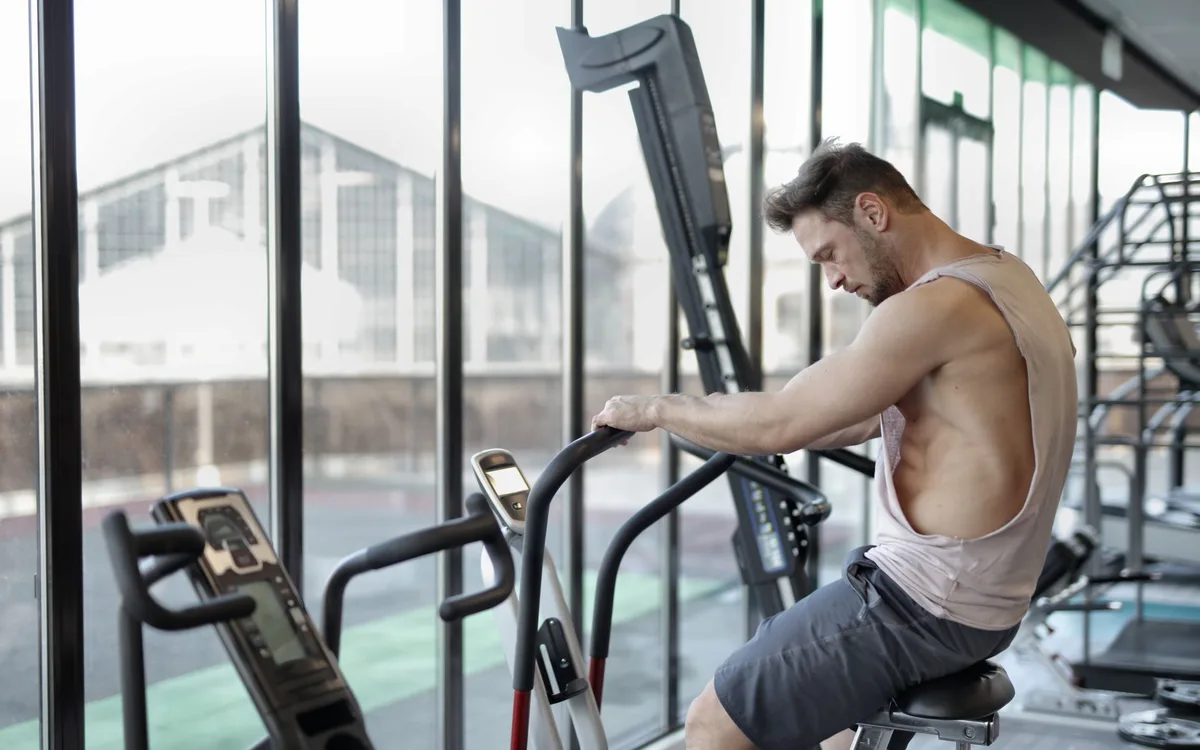Cardio na redukcji - czy HIIT jest lepszy od marszu?