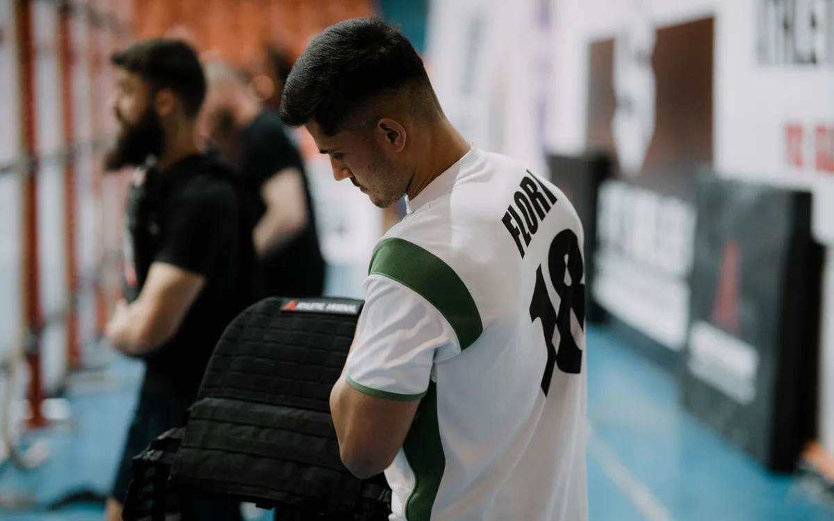 Gotowy trening barków z hantlami dla początkujących