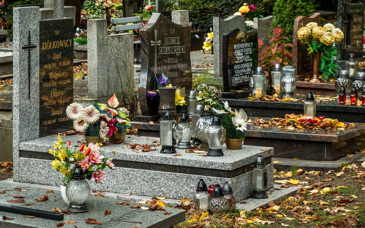 Jaki wariant martwego ciągu najmocniej angażuje pośladki?