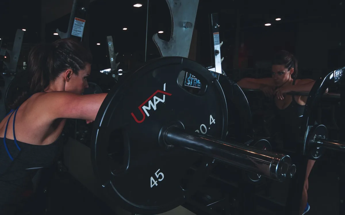 Jak wykonać box squat ze sztangą krok po kroku?