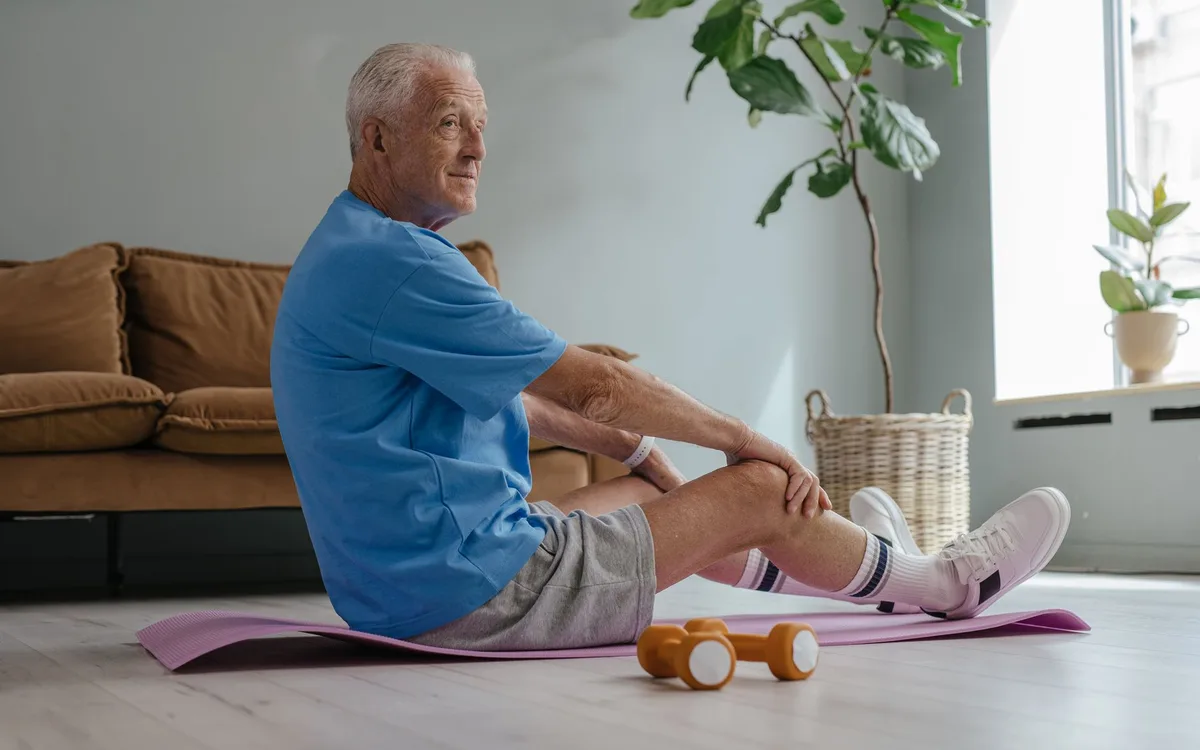 Ćwiczenia brzucha dla seniorów w pozycji siedzącej