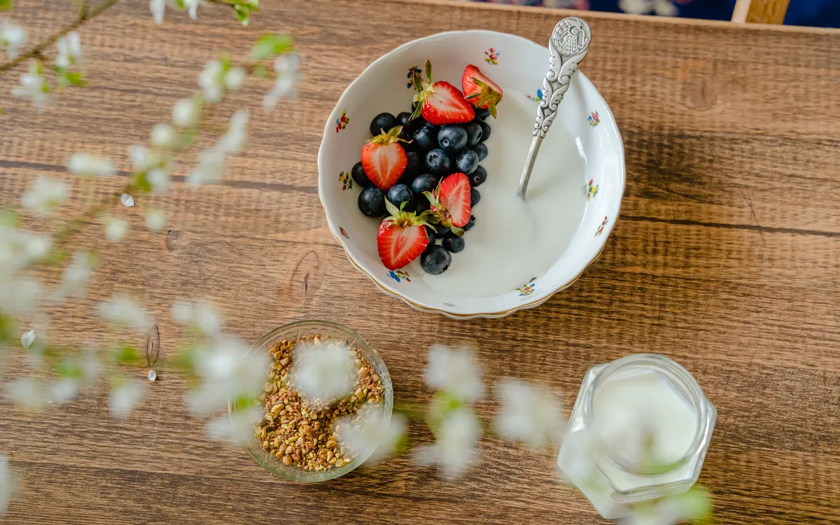 Jogurt naturalny, skyr i grecki - czym faktycznie się różnią?