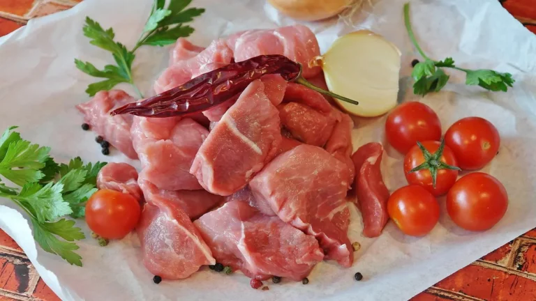 Miarka izolatu białka serwatkowego obok opakowania suplementu