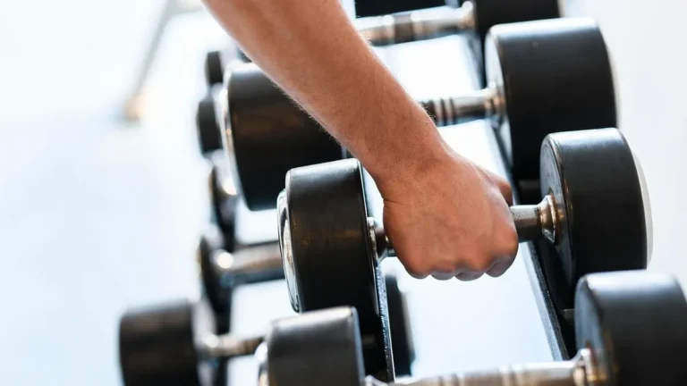 Stabilizator nadgarstka i ergonomiczna klawiatura przy bólu mięśni rąk