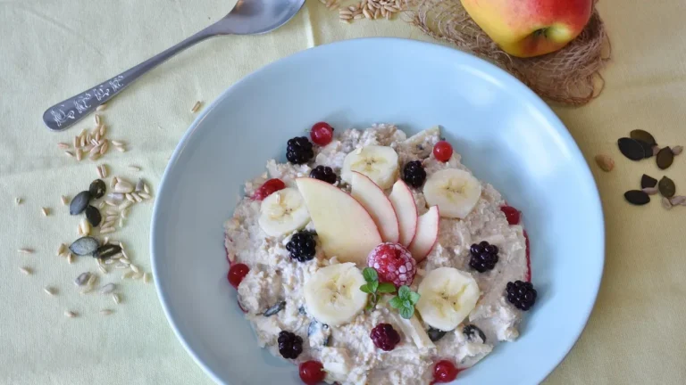 Owsianka z bananem, owocami i kawą jako lekkie śniadanie przed porannym treningiem
