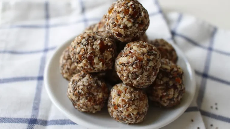 Fit desery z daktylami, kulki mocy i brownie na drewnianym stole