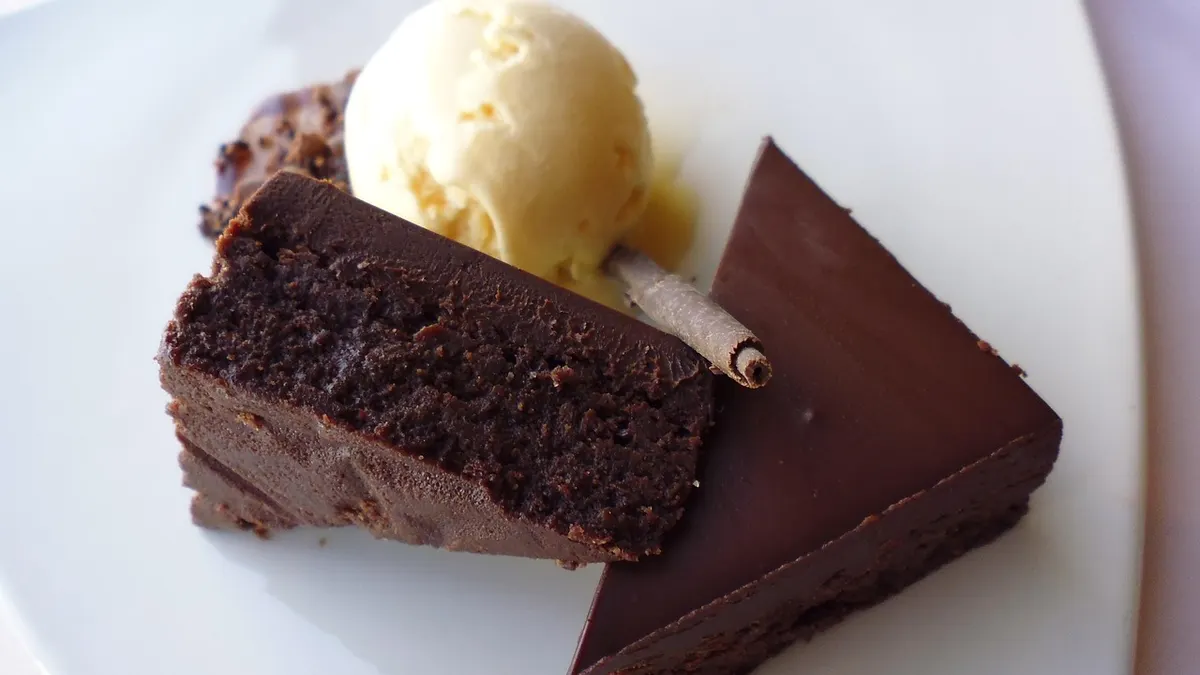 Kawałek zdrowego brownie z płatkami owsianymi i świeżymi owocami
