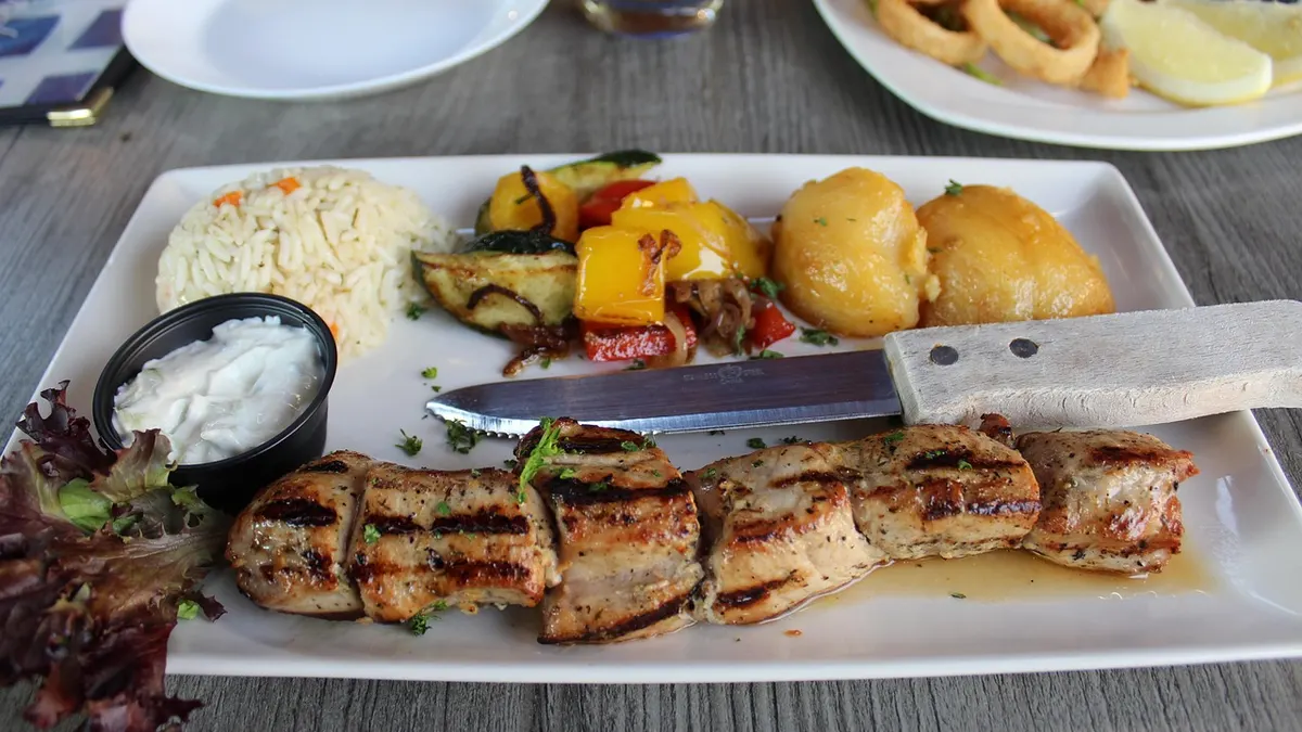 Grillowany kurczak i kolorowe warzywa na ruszcie