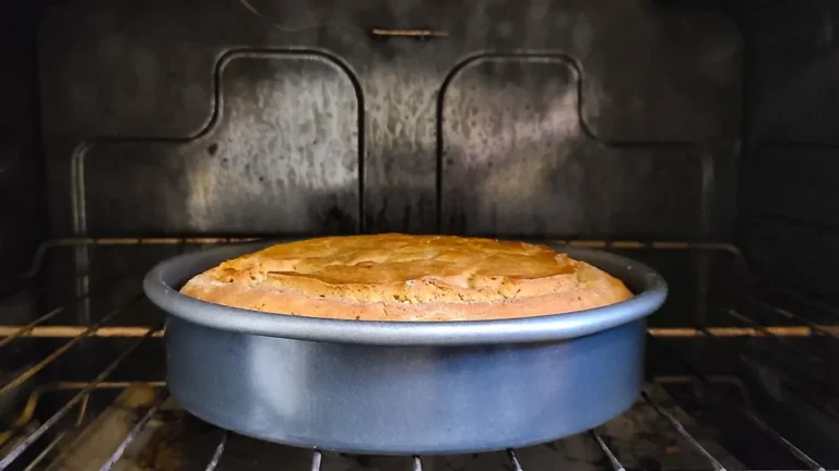 Fit chlebek bananowy z plasterkami banana na talerzu