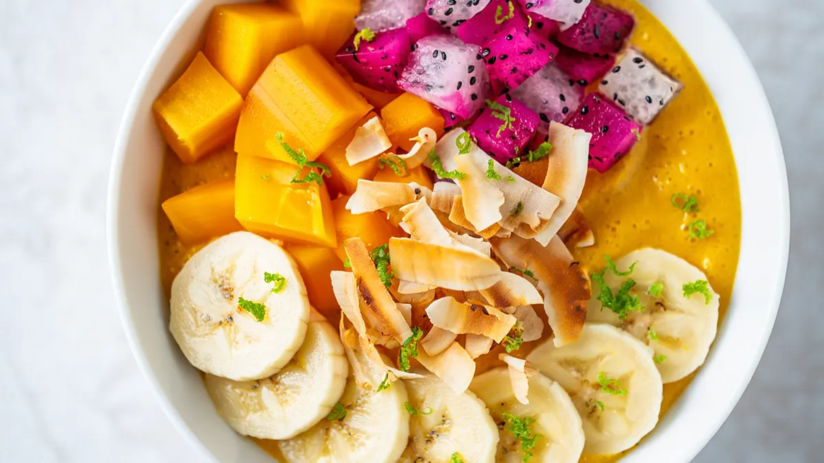 Koktajl fitness z kefiru, banana i owoców w szklance