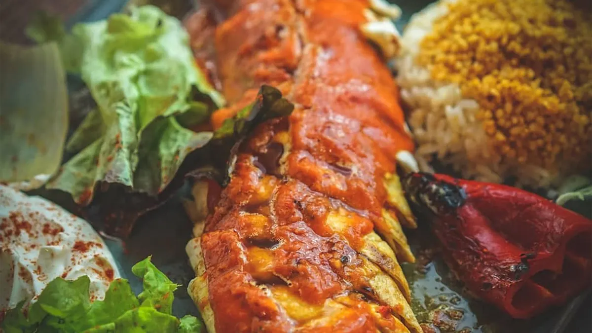 Fit obiad z grillowanym kurczakiem, ryżem i świeżymi warzywami