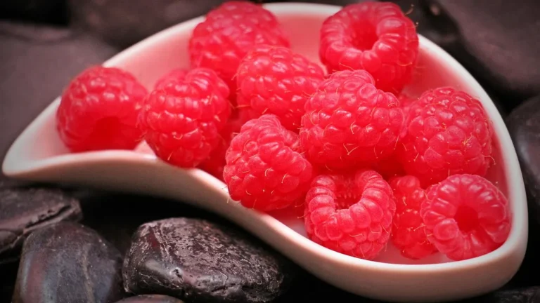 Fit deser z brownie, owocami i jogurtem skyr na stole
