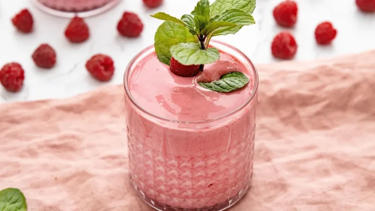Zielone fit smoothie w szklance z owocami i składnikami na zdrowy koktajl