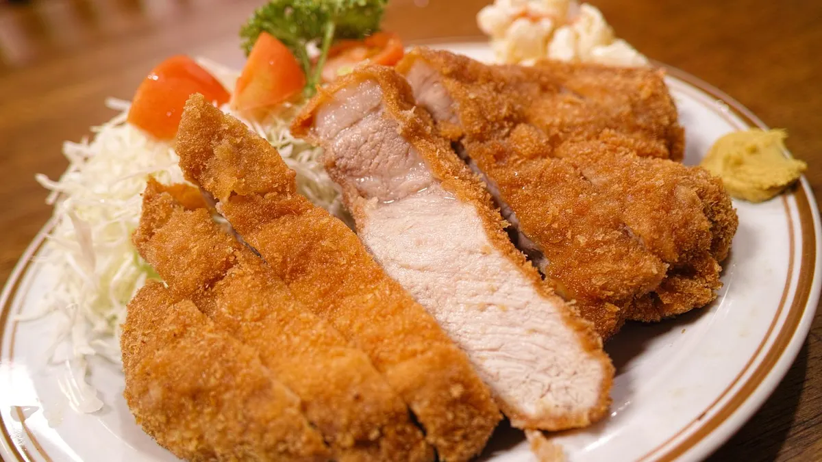 Usmażony kotlet schabowy w panierce na talerzu