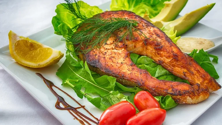 Filet z łososia na talerzu jako źródło białka i kwasów omega-3