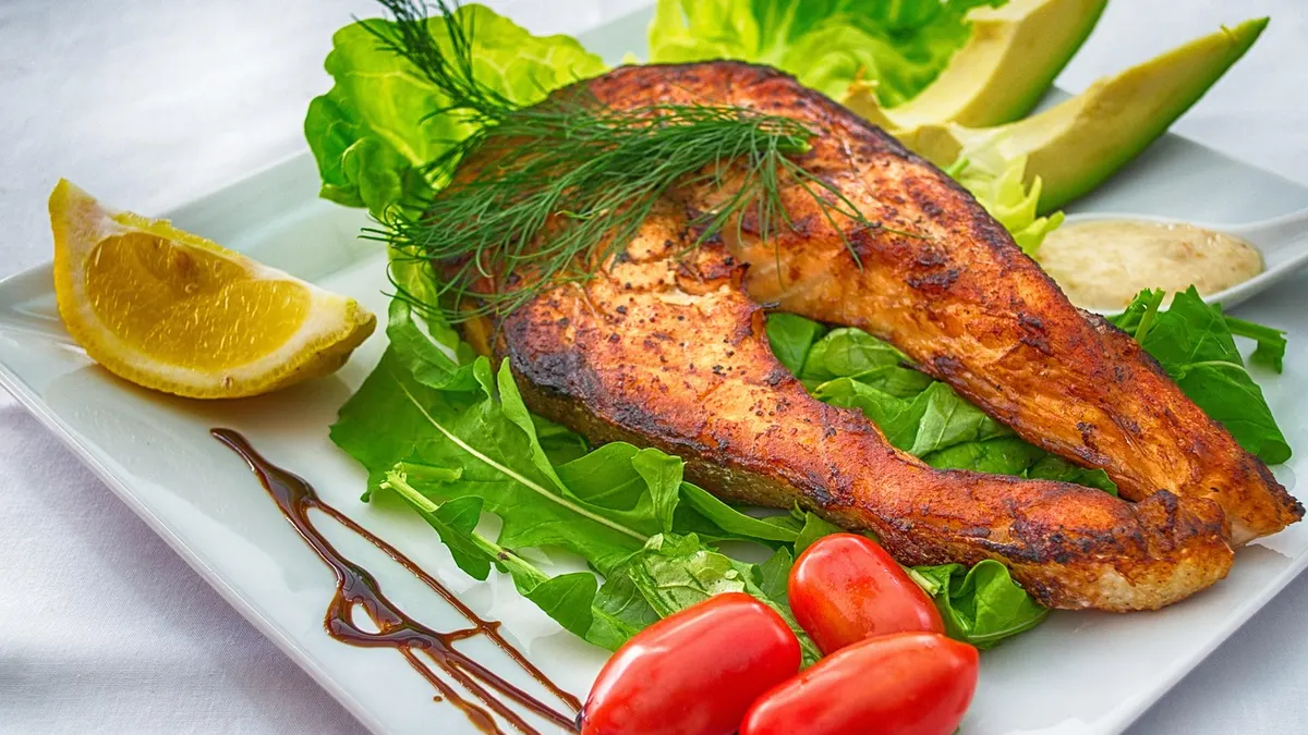 Filet z łososia na talerzu jako źródło białka i kwasów omega-3