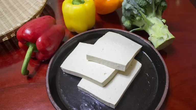 Pokrojone tofu naturalne na desce jako roślinne źródło białka