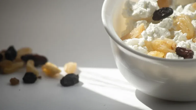 Miska świeżego twarogu chudego i tłustego na kuchennym blacie