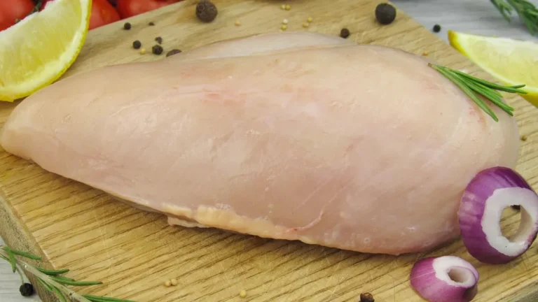 Surowa i smażona wątróbka drobiowa na talerzu z dodatkami