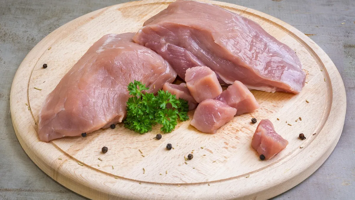 Surowy schab wieprzowy i stek wołowy na desce do krojenia