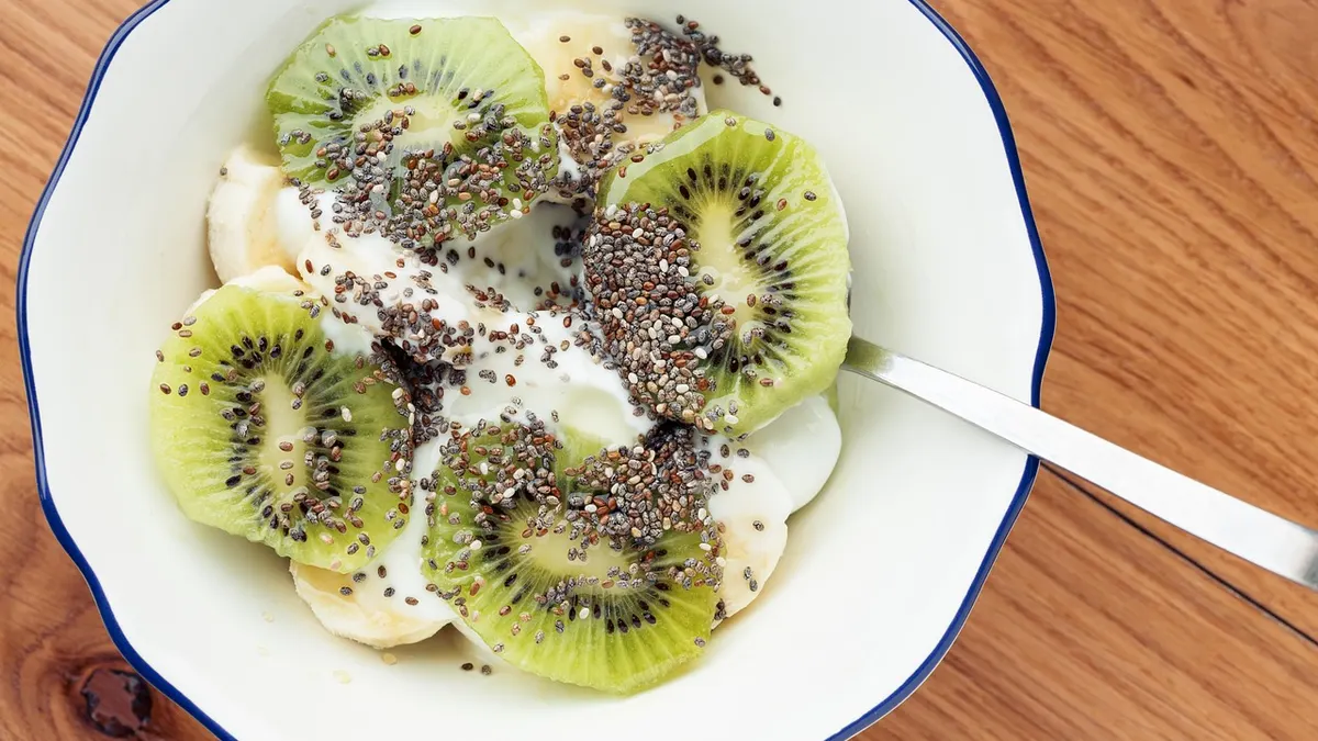 Miska z bananem, jabłkiem, kiwi i jogurtem jako lekka przekąska po treningu