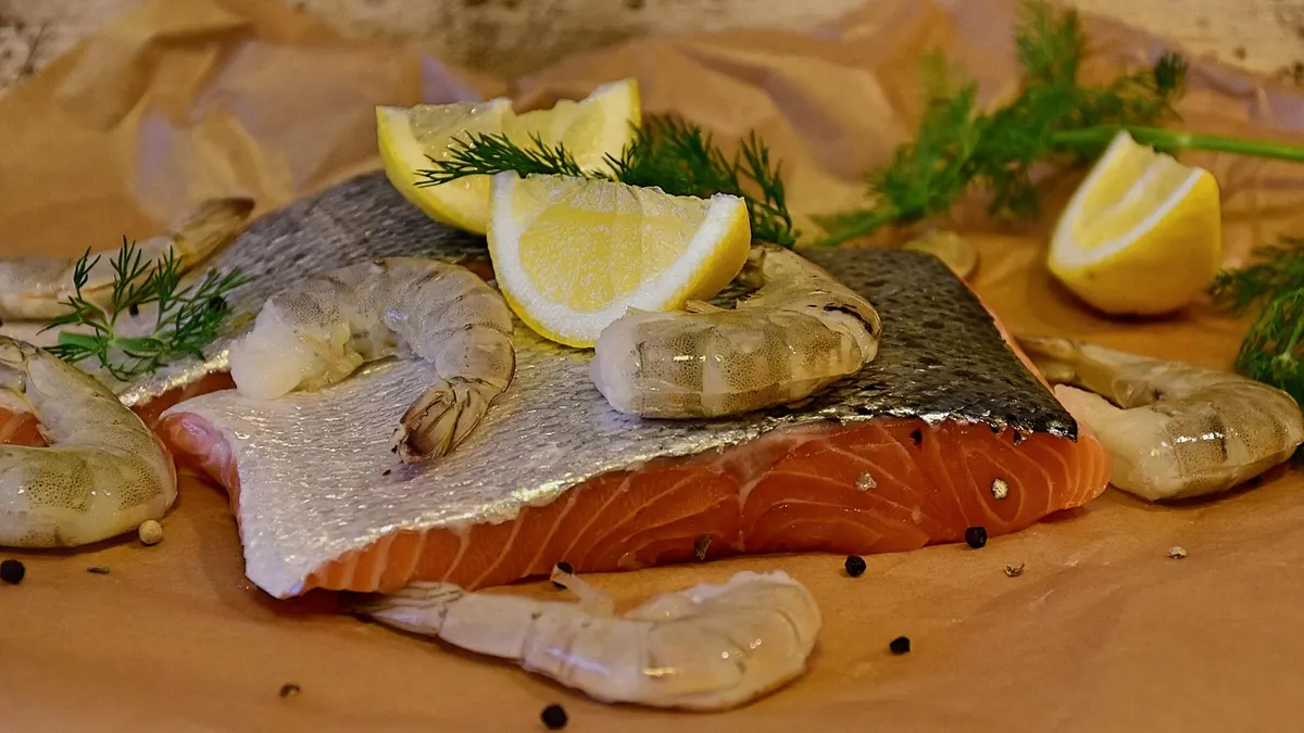 Grillowany łosoś i krewetki na talerzu jako źródło białka