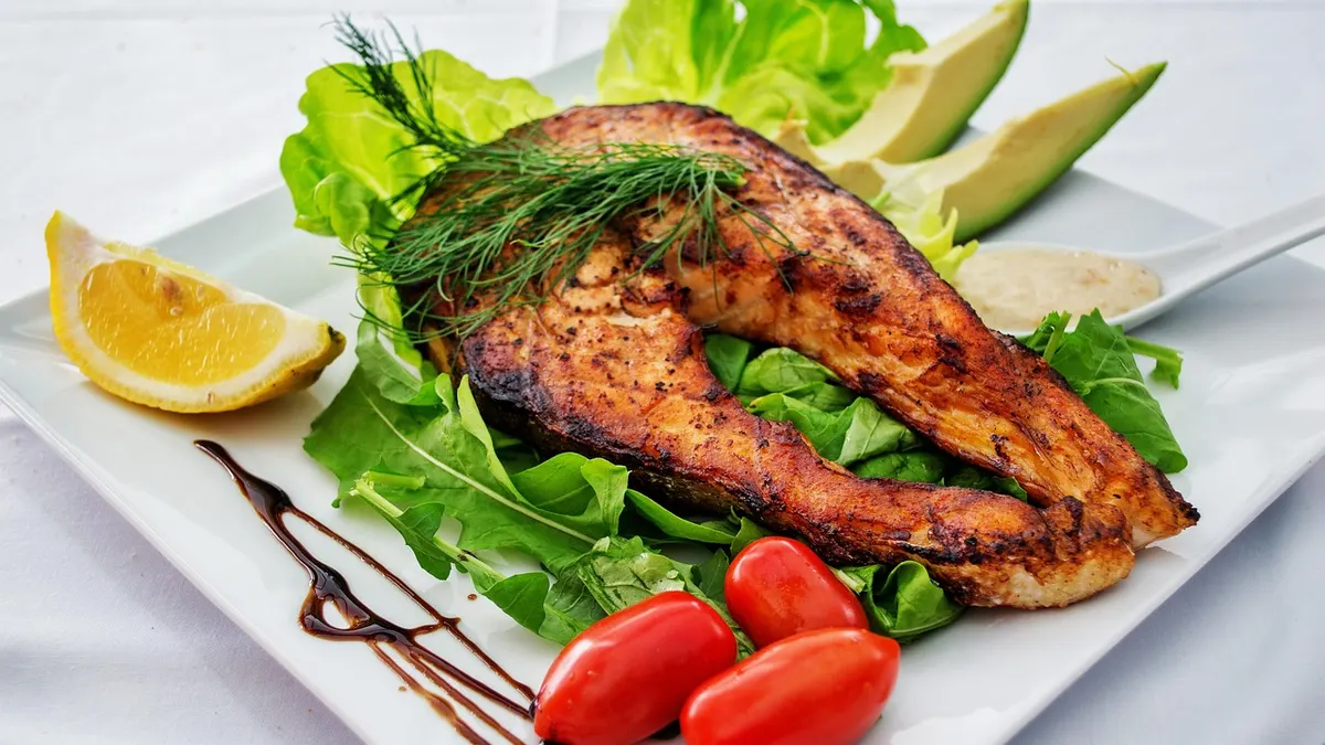 Produkty bogate w białko na diecie keto - łosoś, jajka i awokado