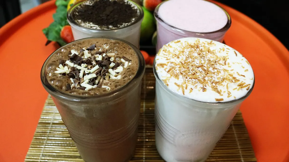 Koktajl białkowy, hantle i produkty bogate w białko na budowę mięśni