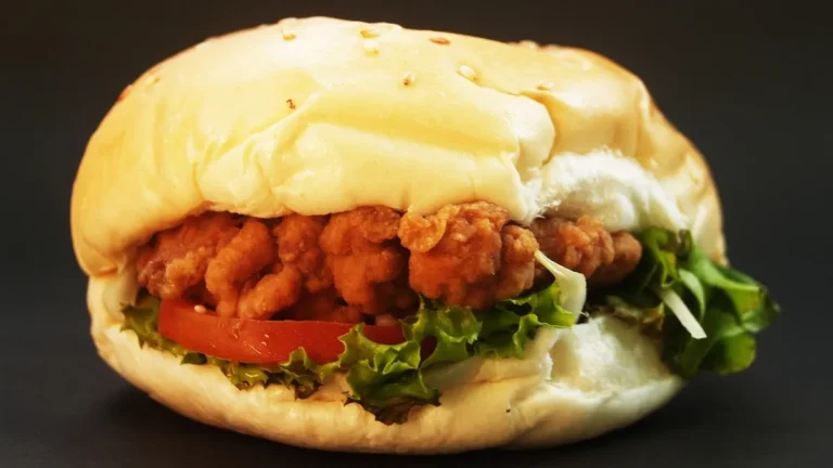 Kanapka typu Big Mac na tacy w restauracji fast food