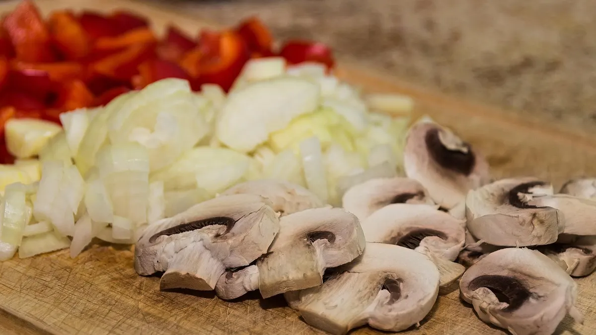 Świeża cukinia na desce do krojenia jako niskokaloryczne warzywo