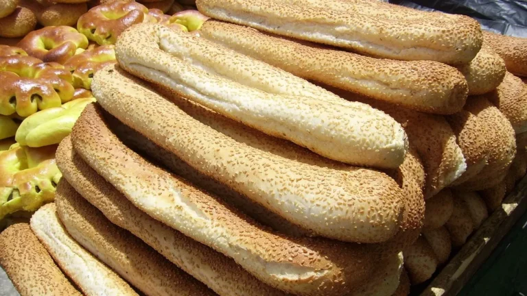 Świeża kajzerka pszenna na jasnym tle