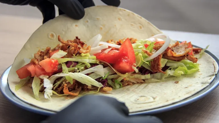 Kebab w tortilli z mięsem, warzywami, frytkami i sosem